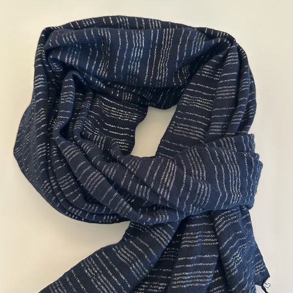 Calvin Klein | Classic Navy & Silver Scarf / Shawl / Wrap - Picture 8 of 16
